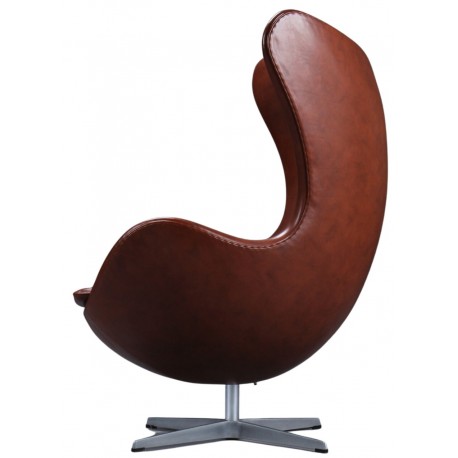 Arne Jacobsen. Poltrona "The Egg" rivestita in pelle semi-anilina color cognac profondo