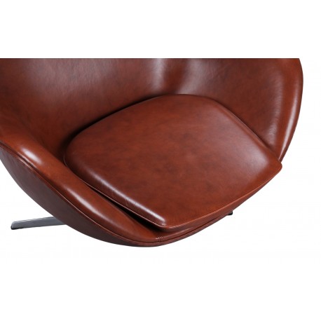 Arne Jacobsen. Fauteuil "The Egg" revêtu de cuir semi-aniline de couleur cognac foncé.